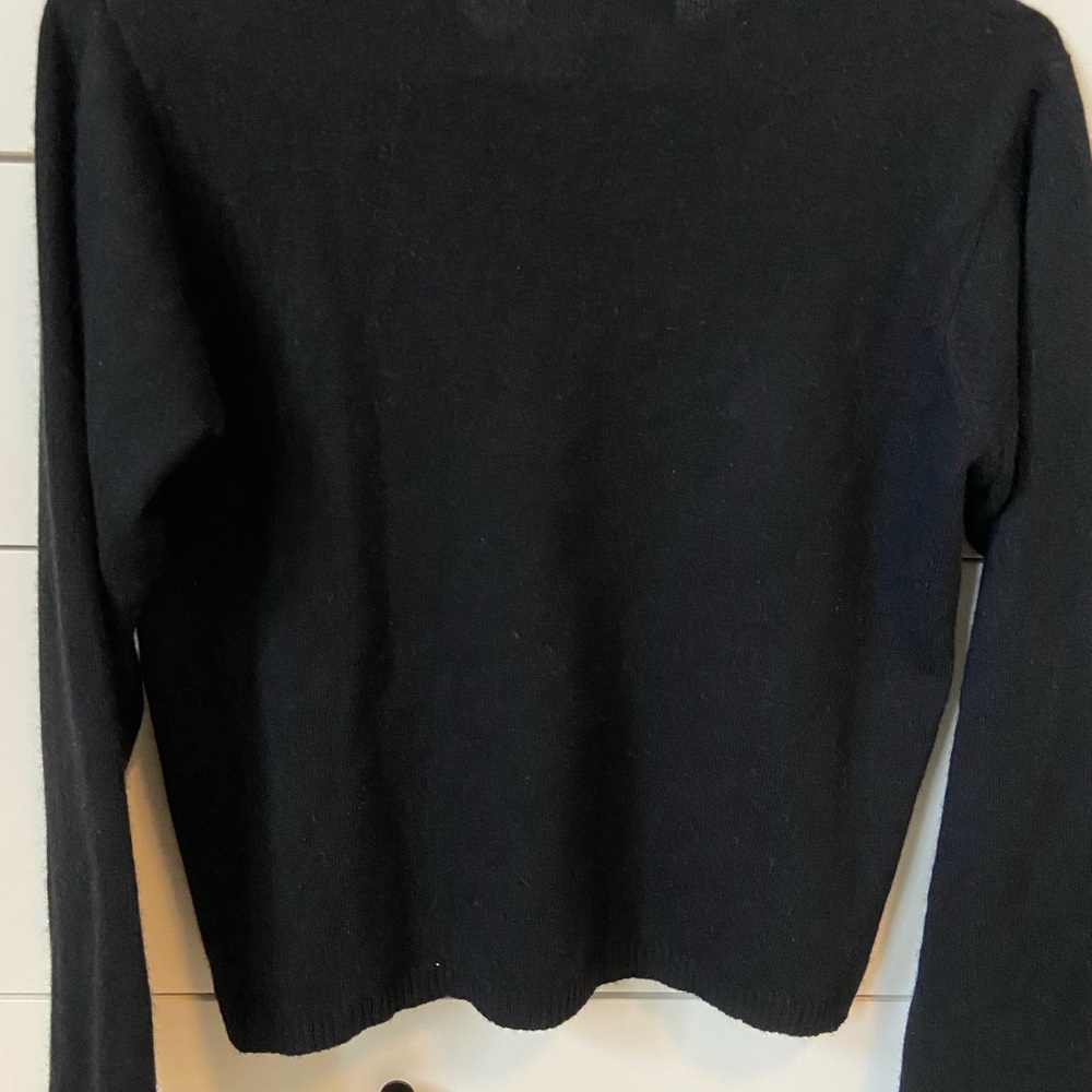 Bloomingdale's Black V-Neck Cashmere Cropped Sweater - Picture 2 of 4